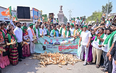 ವಿವಿಧ ಬೇಡಿಕೆ ಈಡೇರಿಕೆಗೆ ಆಗ್ರಹಿಸಿ ಬಿಜೆಪಿ ನಾಯಕರು ಸೋಮವಾರ ಕೊಪ್ಪಳದಲ್ಲಿ ಪ್ರತಿಭಟನೆ ನಡೆಸಿದರು. ವಿಧಾನಸಭೆ ವಿಪಕ್ಷ ಮುಖ್ಯ ಸಚೇತಕ ದೊಡ್ಡನಗೌಡ ಪಾಟೀಲ್​, ವಿಪ ಸದಸ್ಯೆ ಹೇಮಲತಾ ನಾಯಕ, ಬಿಜೆಪಿ ರಾಜ್ಯ ರೈತ ಮೋರ್ಚಾ ಅಧ್ಯಕ್ಷ ಎ.ಎಸ್​. ನಡಹಳ್ಳಿ, ಜಿಲ್ಲಾಧ್ಯಕ್ಷ ಬಸವರಾಜ ದಢೇಸುಗೂರು, ಮಾಜಿ ಸಚಿವ ನಾಗಪ್ಪ ಸಾಲೋಣೀ, ಮಾಜಿ ಸಂಸದ ಶಿವರಾಮಗೌಡ ಇದ್ದರು.