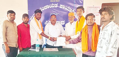 ಸಿರವಾರದಲ್ಲಿ ಪಪಂ ಉದ್ಯೋಗಿಗಳಾದ ಹಂಪಯ್ಯ, ಚಾಂದ್‌ಸಾಬ್‌ಗೆ ಶ್ರೀರಾಮ ಸೇನೆ ಕಾರ್ಯಕರ್ತರು ಮನವಿ ಸಲ್ಲಿಸಿದರು.   ಜಿಲ್ಲಾ ಪ್ರಧಾನ ಕಾರ್ಯದರ್ಶಿ ಅಂಬು ನಾಯಕ, ತಾಲೂಕು ಅಧ್ಯಕ್ಷ ವೀರೇಶ ಹೂಗಾರ್, ಪಿ. ಗುರುಕಿರಣ ಶೆಟ್ಟಿ ಇತರರಿದ್ದರು.