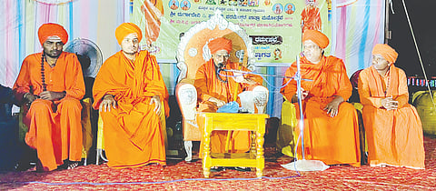 ಕವಲೂರಿನಲ್ಲಿ ಧಾರ್ಮಿಕ ಮಹಾಸಭೆ ಉದ್ದೇಶಿಸಿ ನಾಡೋಜ ಜ. ಅನ್ನದಾನೇಶ್ವರ ಸ್ವಾಮೀಜಿ ಮಾತನಾಡಿದರು. ಮರುಳಾರಾಧ್ಯ ಶಿವಾಚಾರ್ಯರು, ಮಹಾದೇವ ಸ್ವಾಮೀಜಿ, ನಾಗಭೂಷಣ ಸ್ವಾಮೀಜಿ, ಚನ್ನಬಸವ ಸ್ವಾಮೀಜಿ, ಗ್ರಾಮದ ಮುಖಂಡರಿದ್ದರು.