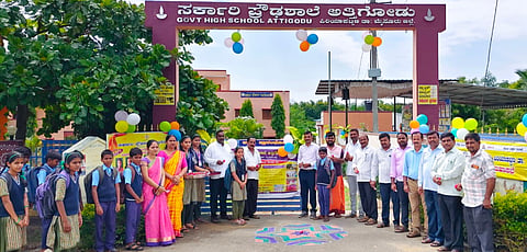 ಬೆಟ್ಟದಪುರ ಸಮೀಪದ ಅತ್ತಿಗೋಡು ಗ್ರಾಮದ ಸರ್ಕಾರಿ ಹಿರಿಯ ಮತ್ತು ಪ್ರೌಢಶಾಲೆಯಲ್ಲಿ ಶೈಕ್ಷಣಿಕ ಶಾಲಾ ಪ್ರಾರಂಭೋತ್ಸವ ಹಿನ್ನೆಲೆ ವಿದ್ಯಾರ್ಥಿಗಳಿಗೆ ಪೆನ್ನು, ಹೂಗುಚ್ಛ ನೀಡಿ, ಬರಮಾಡಿಕೊಳ್ಳಲಾಯಿತು.ರಮ್ಯಾ,ಅಶೋಕ,ುಹದೇವಶೆಟ್ಟಿ ಇತರರಿದ್ದರು.