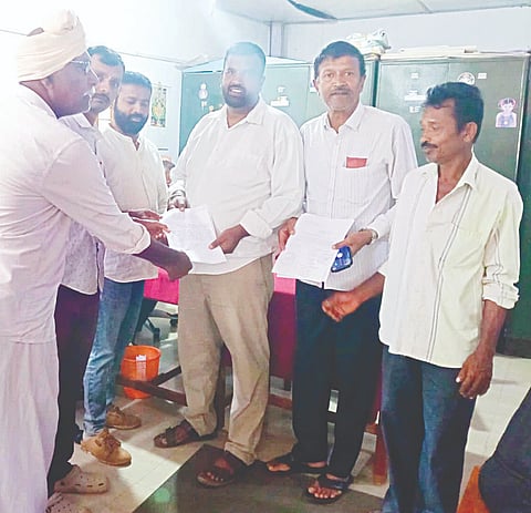 ಹಾರಂಗಿ ಐದನೇ ವಿತರಣಾ ನಾಲೆಗೆ ಕೂಡಲೇ ನೀರು ಹರಿಸುವಂತೆ ಒತ್ತಾಯಿಸಿ ಗ್ರಾಮಸ್ಥರು ಹಾರಂಗಿ ಸಹಾಯಕ ಕಾರ್ಯಪಾಲಕ ಇಂಜಿನಿಯರ್ ಕಚೇರಿಗೆ ಮಂಗಳವಾರ ತೆರಳಿ ಮನವಿ ಸಲ್ಲಿಸಿದರು.
