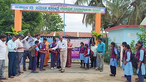 ಬೆಟ್ಟದಪುರದ ಸರ್ಕಾರಿ ಪ್ರೌಢಶಾಲೆಯಲ್ಲಿ  ಶೈಕ್ಷಣಿಕ ವರ್ಷದ ಪ್ರಾರಂಭೋತ್ಸವದ ಸಂದರ್ಭ ಶಾಲೆಗೆ ಆಗಮಿಸಿದ ವಿದ್ಯಾರ್ಥಿಗಳಿಗೆ ಹೂಗುಚ್ಛ ನೀಡಿ ಸ್ವಾಗತಿಸಲಾಯಿತು. ಉಪಪ್ರಾಂಶುಪಾಲ ನಟರಾಜು,  ಹಿರಿಯ ಶಿಕ್ಷಕ ನಿಂಗರಾಜು, ಪ್ರಾಥಮಿಕ ಶಾಲಾ ಮುಖ್ಯ ಶಿಕ್ಷಕ ಈ. ಬಿ ವೆಂಕಟೇಶ್, ಮಮತಾ ನಾಯಕ್, ಬಿ.ಎನ್ ಜ್ಯೋತಿ, ರಾಘವೇಂದ್ರ ಶಾಸ್ತ್ರಿ ಇದ್ದರು. 