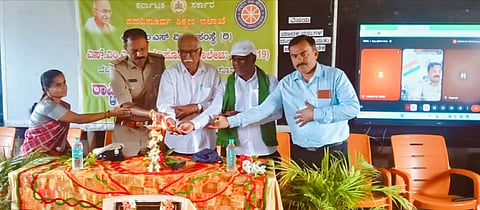  ಬೆಟ್ಟದಪುರದ ಎಸ್‌ಎಂಎಸ್ ವಿದ್ಯಾಸಂಸ್ಥೆಯಲ್ಲಿ ಶ್ರೀ ಕ್ಷೇತ್ರ ಧರ್ಮಸ್ಥಳ ಗ್ರಾಮಾಭಿವೃದ್ಧಿ ಯೋಜನೆ, ಬೆಟ್ಟದಪುರ ಪೊಲೀಸ್ ಠಾಣೆ ಸಹಯೋಗದಲ್ಲಿ ಹಮ್ಮಿಕೊಂಡಿದ್ದ ಅಂತಾರಾಷ್ಟ್ರೀಯ ಮಾದಕ ವಸ್ತುಗಳ ವಿರೋಧಿ ದಿನವನ್ನು ಗಣ್ಯರು ಉದ್ಘಾಟಿಸಿದರು. ಮಂಜುನಾಥ್, ಬಿ.ವಿ.ಮಂಜುನಾಥ್, ಎ.ವಿ.ಛಾಯಾ, ಶೇಖರಗೌಡ ಇದ್ದರು.
