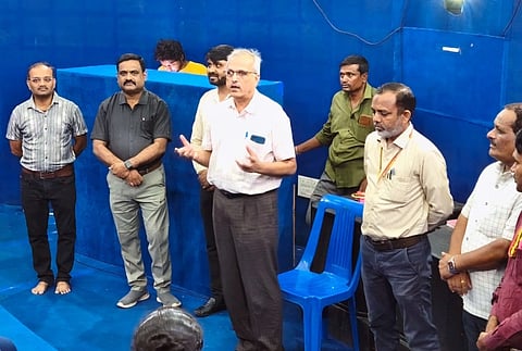 ಬೆಟಗೇರಿಯ ತಾರಾಲಯದಲ್ಲಿ ನಡೆಯುತ್ತಿರುವ ಖಗೋಳ ವಿಜ್ಞಾನ ಬೇಸಿಗೆ ಶೀಬಿರದಲ್ಲಿ ಡಾ. ಸಂಜೀವ ಜೋಷಿ ಮಾತನಾಡಿದರು. ಎಂ. ಎಚ್​. ಸವದತ್ತಿ ಎಂ. ಎ. ಯರಗುಡಿ, ಶಾಮ ಲಾಂಡೆ, ವಿಜಯಕುಮಾರ್​ ಕಪ್ಪಲಿ, ಚಂದ್ರಶೇಖರ ಜೋಗಿನ, ಜಗದೀಶ ದಿನ್ನಿ,  ಸವಿತಾ ಯಾಳಗಿ, ಮಂಜುಳಾ ಹುಲಕೋಟಿ, ವಿಜಯಕುಮಾರ  ಸೇರಿದಂತೆ ಹಲವರು ಇದ್ದರು.  