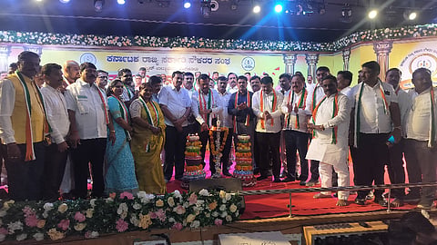 ಗದಗ ಭಿಮಸೇನ ಜೋಷಿ ರಂಗ ಮಂದಿರದಲ್ಲಿ ನಡೆದ ಸರ್ಕಾರಿ ನೌಕರ ಸಂದ ರಾಜ್ಯ ಕಾರ್ಯಕಾರಿಣಿ ಕಾರ್ಯಕ್ರಮವನ್ನು ಸಿ.ಎಸ್​. ಷಡಾ ಉದ್ಘಾಟಿಸಿದರು. ರವಿ ಗುಂಜಿಕರ, ಬಸವರಾಜ ಬಳ್ಳಾರಿ, ಡಿ.ಎಸ್​. ತಳವಾರ, ಸಿದ್ದಪ್ಪ ಲಿಂಗದಾಳ, ಎಂ. ಎಂ. ನಿಟ್ಟಾಲಿ, ರಾಜು ಕಂಟಿಗೊಣ್ಣವರ, ಮುತ್ತು ಮಲ್ಲಶೆಟ್ಟಿ, ರಾಜ್ಯ ಸಂದ ಪದಾಧಿಕಾರಿಗಳು, ಜಿಲ್ಲಾ ಹಾಗೂ ತಾಲ್ಲೂಕು ಮಟ್ಟದ ಪದಾಧಿಕಾರಿಗಳು ಇದ್ದರು. 
