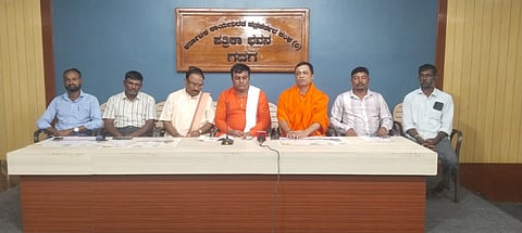 ಅಂತೂರು ಬೆಂತೂರು ಗ್ರಾಮದ ಶಿವಯೋಗ ಸಮಾಧಿ ಮುಕ್ತಾಯ ಸಮಾರಂಭ ಕುರಿತು ಮಡಿವಾಳಯ್ಯ ಶಾಸ್ತ್ರಿ ಸುದ್ದಿಗೋಷ್ಠಿ ನಡೆಸಿದರು. ಗುರುಲಿಂಗ ದೇವರು, ಎಸ್​.ಕೆ.ಆಲೂರು, ಮಂಜುನಾಥ ಮಜ್ಜಿಗುಡ್ಡ, ಬೂದಪ್ಪ ಜಿಣಿಗಿ, ಮಂಜುನಾಥ ಬಾವಿಕಟ್ಟಿ ಇದ್ದರು. 