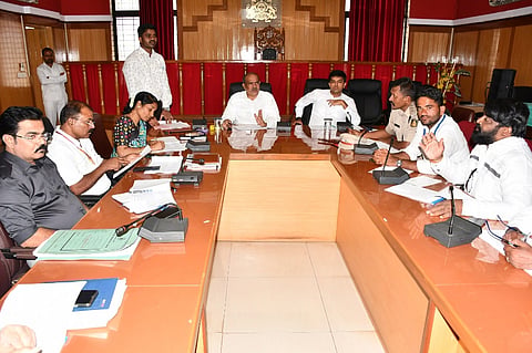  ಗದಗ ಜಿಲ್ಲಾಡಳಿತ ಭವನದಲ್ಲಿ ಎಸ್ಸಿ ಎಸ್ಟಿ ದವರ್ಜನ್ಯ ತಡೆ ಕಾಯ್ದೆ ಕುರಿತು ಬುಧವಾರ ಸಭೆ ನಡೆಯಿತು. ರೋಹನ  ಜಗದೀಶ, ಮಹಾಂತೇಶ ಸಜ್ಜನ, ಬಸನಗೌಡ ಕೋಟೂರ, ಡಾ. ಎಸ್​. ಎಸ್​. ನೀಲಗುಂದ, ಆರ್​. ಎಸ್​. ಬುರುಡಿ, ರಾಧಾ ಮಣ್ಣೂರ, ನಂದಾ ಹಣಬರಟ್ಟಿ ಇದ್ದರು.  
