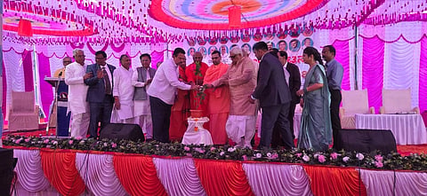   ಗದಗ ನಗರದ ಪೊಲೀಸ್​ ಕಚೇರಿ ಮುಂಭಾಗದಲ್ಲಿ ಸಂಗಮೇಶ್ವರ ಧನ್ನೂರು ನೂತನ ಆಸ್ಪತ್ರೆ ಕಟ್ಟಡವನ್ನು ಜಿ.ಎಸ್​. ಪಾಟೀಲ ಉದ್ಘಾಟಿಸಿದರು. ಸಿ.ಸಿ. ಪಾಟೀಲ, ಎಸ್​.ವಿ. ಸಂಕನೂರು, ಚಂದ್ರು ಲಮಾಣಿ, ಆರ್​. ಎಸ್​. ಪಾಟೀಲ, ಡಾ. ಬಿ.ಎಂ. ಆಲೂರು, ಐ.ಎಸ್​. ಪಾಟೀಲ, ಮಂಜುನಾಥ ಕೊಣ್ಣೂರು ಇತರರು ಇದ್ದರು.