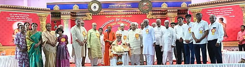 ಗದಗ ತೊಂಟದಾರ್ಯ ಮಠದ ಕಾರ್ಯಕ್ರಮದಲ್ಲಿ ಲಿಂಬಯ್ಯಸ್ವಾಮಿ ಪ್ರತಿಭಾ ಪ್ರತಿಷ್ಠಾನದ ವತಿಯಿಂದ ಕೊಡಮಾಡುವ ಮಾನವತಾವಾದಿ ಬಸವೇಶ್ವರ ಪ್ರಶಸ್ತಿ ಯನ್ನು ಹೆಸರಾಂತ ಜಲಸಂರಕರಾದ ರಾಜೇಂದ್ರಸಿಂಗ್​ ಅವರಿಗೆ ಪ್ರದಾನ ಮಾಡಲಾಯಿತು. ತೋಮಟದ ಸಿದ್ಧರಾಮ ಶ್ರೀಗಳು, ಎಚ್​.ಕೆ. ಪಾಟೀಲ, ಡಿ.ಆರ್​. ಪಾಟೀಲ, ಜೆ. ಕೆ. ಜಮಾದಾರ, ಎಸ್​. ಎಸ್​. ಪಾಟೀಲ, ಜಿ.ಎಸ್​. ಗಡ್ಡದ್ದೇವರಮಠ, ಮೋಹನ ಲಿಂಬಿಕಾಯಿ, ಜಯಶ್ರಿ ಹಳ್ಳಿಕೇರಿ, ಡಾ. ಉಮೇಶ ಪುರದ, ಡಾ. ರಮೇಶ ಕಲ್ಲನಗೌಡರ ಇತರರು ಇದ್ದರು. 