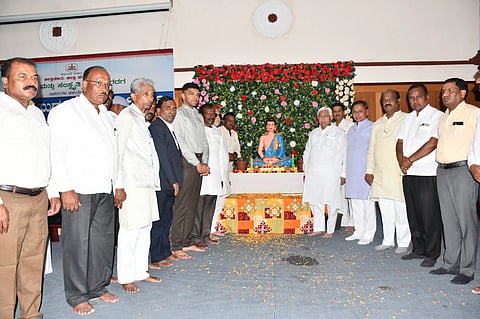 ಗದಗ ಜಿಲ್ಲಾಡಳಿತ ಭವನದಲ್ಲಿ ಬುದ್ಧಜಯಂತಿ ಜರುಗಿತು. ಎಚ್​.ಕೆ. ಪಾಟೀಲ, ಎಸ್​.ವಿ. ಸಂಕನೂರು, ಡಿ. ಆರ್​. ಪಾಟೀಲ, ಅಕ್ಬರಸಾಬ್​ ಬಬಚಿರ್, ಬಿ. ಬಿ. ಅಸೂಟಿ, ಅಶೋಕ ಮಂದಾಲಿ, ಡಾ. ದುರಗೇಶ, ಗಂಗಪ್ಪ ಎಂ, ರೋಹನ ಜಗದೀಶ ಇತರರು ಇದ್ದರು.
