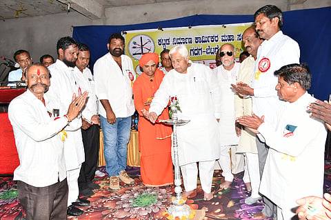 ಗದಗ ನಗರದ ಡಿ.ಸಿ. ಕಂಪೌಂಡ್​ ಆವರಣದಲ್ಲಿ ಏರ್ಪಡಿಸಿದ್ದ ಕಾಮಿರ್ಕ ದಿನಾಚರಣೆ ಕಾರ್ಯಕ್ರಮವನ್ನು ಎಚ್​.ಕೆ. ಪಾಟೀಲ ಉದ್ಘಾಟಿಸಿದರು. ಅಭಿನವ ಕೊಟ್ಟೂರು ಶ್ರೀಗಳು, ಎಸ್​. ವಿ. ಸಂಕನೂರು, ಅಕ್ಬರಸಾಬ್​ ಬಬಜಿರ್, ಬಿ. ಬಿ. ಅಸೂಟಿ ಹಲವರು ಇದ್ದರು. 