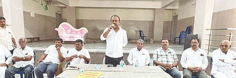 ಕಾಡುಕೊತ್ತನಹಳ್ಳಿ ಗ್ರಾಮದಲ್ಲಿ ಗ್ರಾಮ ಪಂಚಾಯಿತಿ ವ್ಯಾಪ್ತಿಯ ಬೂತ್ ಮಟ್ಟದ ಕಾರ್ಯಕರ್ತರ ಕುಂದು-ಕೊರತೆ ಸಭೆಯಲ್ಲಿ ಶಾಸಕ ಕೆ.ಎಂ.ಉದಯ್ ಮಾತನಾಡಿದರು. ಎ.ಎಸ್.ರಾಜೀವ್, ಹರೀಶ್ ಬಾಬು, ಕೆ.ಶೆಟ್ಟಹಳ್ಳಿ ರಘು, ಕರಡಕೆರೆ ಮೊಳ್ಳೆನಿಂಗೇಗೌಡ, ಬೋರೇಗೌಡ, ಚಿಕ್ಕ ಹನುಮೇಗೌಡ, ಯಡಗನಹಳ್ಳಿ ಕೆಂಚೇಗೌಡ ಇದ್ದರು.