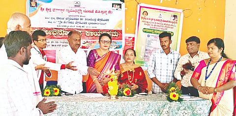 ಕೆ.ಎಂ.ದೊಡ್ಡಿಯ ಅಂಬೇಡ್ಕರ್ ಭವನದಲ್ಲಿ ಶ್ರೀ ಕ್ಷೇತ್ರ ಧರ್ಮಸ್ಥಳ ಗ್ರಾಮಾಭಿವೃದ್ಧಿ ಯೋಜನೆಯ ನವ ಜೀವನೋತ್ಸವ ಮತ್ತು ಉಚಿತ ಆರೋಗ್ಯ ತಪಾಸಣೆ ಶಿಬಿರವನ್ನು ಗ್ರಾಮ ಪಂಚಾಯಿತಿ ಅಭಿವೃದ್ಧಿ ಅಧಿಕಾರಿ ಸುಧಾ  ಉದ್ಘಾಟಿಸಿದರು. ಕ್ಯಾತಘಟ್ಟ ರವಿಕುಮಾರ್, ಧರಣಿ ಪುಟ್ಟೇಗೌಡ, ಮನೋಜ್, ನಿಖಿತಾ, ರಾಜು, ಸಾಗರ ಮೇಲ್ವಿಚಾರಕಿ ಅಶ್ವಿನಿ, ಭಾರತಿ ಸೇರಿದಂತೆ ಸೇವಾ ಪ್ರತಿನಿಧಿಗಳು ಸಂಘದ ಸದಸ್ಯರು ಹಾಜರಿದ್ದರು.  