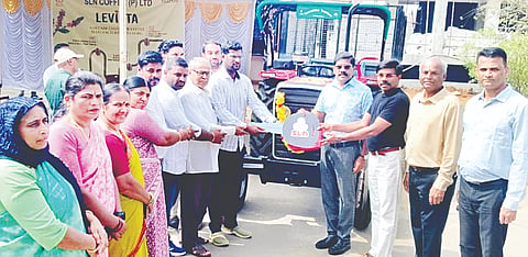  ಕುಶಾಲನಗರದ ಕೂಡ್ಲೂರು ಕೈಗಾರಿಕಾ ಪ್ರದೇಶದ ಎಸ್‌ಎಲ್‌ಎನ್ ಕಾಫಿ ಸಂಸ್ಥೆಯ ವತಿಯಿಂದ ಕೂಡುಮಗಳೂರು ಗ್ರಾಮ ಪಂಚಾಯಿತಿಗೆ ಟ್ರಾೃಕ್ಟರ್ ಹಸ್ತಾಂತರಿಸಲಾಯಿತು. ಎನ್.ವಿಶ್ವನಾಥನ್, ಎನ್. ಸಾತಪ್ಪನ್, ಭಾಸ್ಕರ್ ನಾಯಕ್ ಇತರರು ಇದ್ದರು.