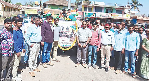 ಮಾಜಿ ಯೋಧ ಬೊಟ್ಟುಮನೆ ಲೋಕೇಶ್ ಕುಮಾರ್ ಅವರನ್ನು ಕುಶಾಲನಗರ ಗೌಡ ಸಮಾಜದ ಅಧ್ಯಕ್ಷ ಚಿಲ್ಲನ ಗಣಿಪ್ರಸಾದ್, ಪ್ರಮುಖರಾದ ಕೆದಂಬಾಡಿ ಅಶೋಕ್, ಕೊಡೇಕಲ್ ಚಿದಾನಂದ ಮುಂತಾದವರು ಸ್ವಾಗತಿಸಿ ಬರಮಾಡಿಕೊಂಡರು.