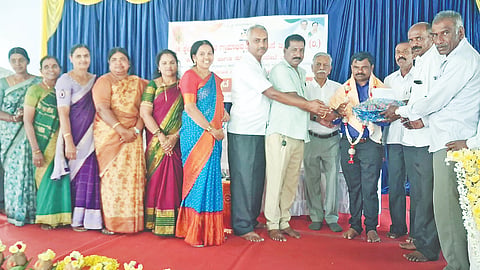 ವೇದಿಕೆಯಲ್ಲಿ ಭೂಮಿಕ ಮಹಿಳಾ ಒಕ್ಕೂಟದ ಅಧ್ಯಕ್ಷೆ ಫಿಲೋಮಿನಾ, ಶಿಕ್ಷಕಿ ಮಾಲಾದೇವಿ , ಯೋಜನಾಧಿಕಾರಿ ಹನುಮಂತಪ್ಪ ಅಂಗಡಿ , ಯೋಜನೆಯ ಪ್ರಮುಖರಾದ ವಿ.ಡಿ.ಪುಂಡರೀಕಾಕ್ಷ, ಕುಶಾಲನಗರ ಎಪಿಸಿಎಂಎಸ್ ಅಧ್ಯಕ್ಷೆ ಹೆಬ್ಬಾಲೆ ಚಂದ್ರಕಲಾ, ಧರ್ಮಸ್ಥಳ ಯೋಜನೆಯ ಮೇಲ್ವಿಚಾರಕ ನಾಗರಾಜು, ಸೇವಾಪ್ರತಿನಿಧಿಗಳಾದ ಗಣೇಶ್, ಲೀಲಾ, ಶೈಲಾ, ಜಯಲಕ್ಷ್ಮೀ, ನಿರ್ಮಲಾ ಮತ್ತಿತರರಿದ್ದರು.