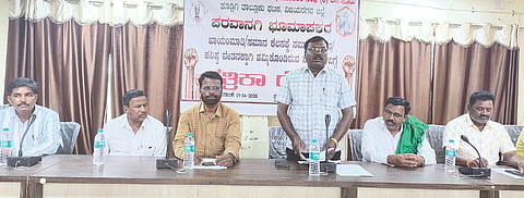 ಸರ್ಕಾರಿ ಪರವಾನಗಿ ಭೂಮಾಪಕರ ಸೇವೆ ಕಾಯಂಗೊಳಿಸಬೇಕು ಎಂಬುದು ಸೇರಿದಂತೆ ವಿವಿಧ ಬೇಡಿಕೆಗಳನ್ನು ಈಡೇರಿಸುವಂತೆ ಆಗ್ರಹಿಸಿ ಕೂಡ್ಲಿಗಿಯಲ್ಲಿ ಕರ್ನಾಟಕ ಸರ್ಕಾರಿ ಪರವಾನಗಿ ಭೂಮಾಪಕರ ಸಂಘದಿಂದ ಆಯೋಜಿಸಿದ್ದ ಸಭೆಯಲ್ಲಿ ಸಂಘದ ಜಿಲ್ಲಾಧ್ಯಕ್ಷ ಬಿ.ಮಹಾಲಿಂಗಪ್ಪ ಮಾತನಾಡಿದರು.