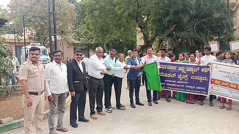 ವಿಶ್ವ ಏಡ್ಸ್ ದಿನಾಚರಣೆ ಅಂಗವಾಗಿ ಹಮ್ಮಿಕೊಂಡಿದ್ದ ಜಾಥಾ ಕಾರ್ಯಕ್ರಮಕ್ಕೆ ನ್ಯಾಯಾಧೀಶ ಗೋಪಾಲಕೃಷ್ಣ ಚಾಲನೆ ನೀಡಿದರು. ಡಾ.ರವಿಶಂಕರ್, ಎಂ.ಎನ್.ಶಿವಣ್ಣ, ಸುಮಂತ್, ಡಾ.ಬಾಲಕೃಷ್ಣ ಇದ್ದರು.