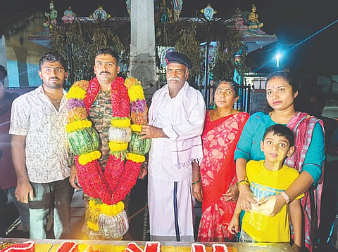 ಸೇನೆಯಲ್ಲಿ ಸೇವೆ ಸಲ್ಲಿಸಿ ನಿವೃತ್ತಿಯಾಗಿ ಸ್ವಗ್ರಾಮಕ್ಕೆ ಆಗಮಿಸಿದ ಸಂಜಯ್ ಕುಮಾರ್ ಅವರನ್ನು ಬೆಳತೂರು ಗ್ರಾಮಸ್ಥರು ಆತ್ಮೀಯವಾಗಿ ಬರಮಾಡಿಕೊಂಡರು. ಪ್ರೇಮಾ, ರಾಜಣ್ಣ, ಸಾಗರ್, ಮಂಜುನಾಥ್, ಪ್ರಭುಲಿಂಗು ಇದ್ದರು.