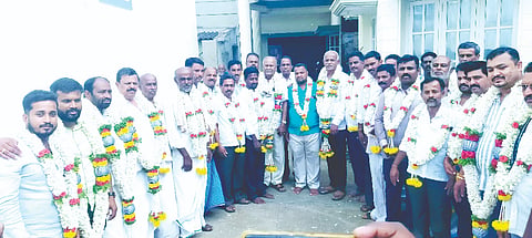 ಮದ್ದೂರು ತಾಲೂಕು ಕಬ್ಬಾರೆ ಗ್ರಾಮದ ಹಾಲು ಉತ್ಪಾದಕರ ಸಹಕಾರ ಸಂಘದ ಚುನಾವಣೆಯಲ್ಲಿ ಗೆಲವು ಸಾಧಿಸಿದ ನೂತನ ನಿರ್ದೇಶಕರನ್ನು ಮಾಜಿ ಸಚಿವ ಡಿ.ಸಿ.ತಮ್ಮಣ್ಣ ಅಭಿನಂದಿಸಿದರು. ಮಾದನಾಯಕನಹಳ್ಳಿ ರಾಜಣ್ಣ, ಕೂಳಗೆರೆ ಶೇಖರ್, ನಟರಾಜು, ಕುಮಾರ್, ಕೆ.ಎಲ್ ರವಿ ಇದ್ದರು.