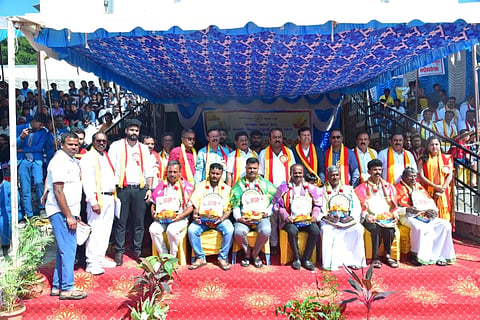 ಮದ್ದೂರು ನಗರದ ತಾಲೂಕು ಕ್ರೀಡಾಂಗಣದಲ್ಲಿ ತಾಲೂಕು ಆಡಳಿತ ವತಿಯಿಂದ ನಡೆದ ರಾಜ್ಯೋತ್ಸವ ಕಾರ್ಯಕ್ರಮದಲ್ಲಿ ವಿವಿಧ ಕ್ಷೇತ್ರದಲ್ಲಿ ಸಾಧನೆ ಮಾಡಿದ ಗಣ್ಯರನ್ನು ಶಾಸಕ ಕೆ.ಎಂ.ಉದಯ್ ಅಭಿನಂದಿಸಿದರು. ಪರಶುರಾಮ್ ಸತ್ತಿಗೇರಿ, ರಾಮಲಿಂಗಯ್ಯ, ನಾರಾಯಣಿ ಇದ್ದರು.