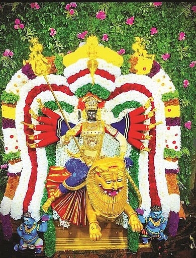 ಮದ್ದೂರು ನಗರದ ಹೊಳೆ ಬೀದಿಯಲ್ಲಿರುವ ಶ್ರೀ ರೇಣುಕಾ ಎಲ್ಲಮ್ಮದೇವಿಯನ್ನು ವಿಶೇಷವಾಗಿ ಅಲಂಕಾರ ಮಾಡಿರುವುದು.