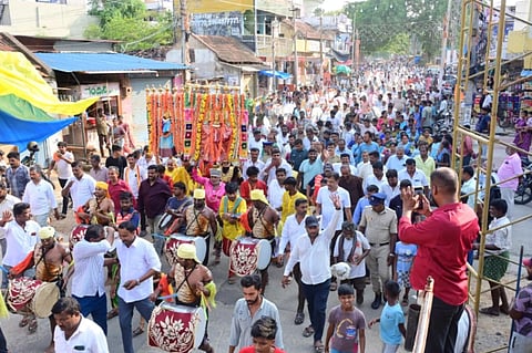 ಮದ್ದೂರಮ್ಮ ದನಗಳ ಜಾತ್ರೆಯಲ್ಲಿ ಮೊದಲ ಚಾಂಪಿಯನ್ ಪಡೆದ ರಾಸುಗಳಿಗೆ ಶಾಸಕರಾದ ಕೆ.ಎಂ.ಉದಯ್, ದರ್ಶನ್‌ಪುಟ್ಟಣಯ್ಯ, ದಿನೇಶ್‌ಗೂಳಿಗೌಡ ಬಹುಮಾನ ನೀಡಿದರು. ಕೋಕಿಲಾ ಅರುಣ್, ಟಿ.ಆರ್.ಪ್ರಸನ್ನಕುಮಾರ್, ಚಲುವರಾಜು, ರಾಜೀವ್, ಕದಲೂರು ರಾಮಕೃಷ್ಣ ಇದ್ದರು.