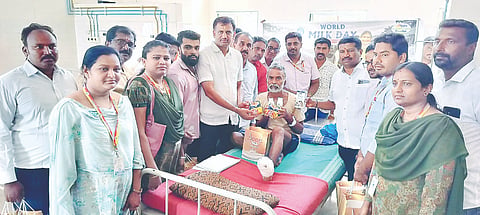 ವಿಶ್ವ ಹಾಲು ದಿನಾಚರಣೆ ಅಂಗವಾಗಿ ಜಿಲ್ಲಾ ಹಾಲು ಒಕ್ಕೂಟ  ಮದ್ದೂರು ಉಪಕಚೇರಿಯಿಂದ ನಂದಿನಿ ಹಾಲು ಮತ್ತು ಹಾಲಿನ ಉತ್ಪನ್ನಗಳನ್ನು ನಗರದ ಗುರುಶಾಂತಪ್ಪ ಸಾರ್ವಜನಿಕ ಆಸ್ಪತ್ರೆಯ ರೋಗಿಗಳಿಗೆ ಉಚಿತವಾಗಿ ವಿತರಣೆ ಮಾಡಲಾಯಿತು. ಹರೀಶ್‌ಬಾಬು, ಡಾ.ಮಂಜೇಶ್‌ಗೌಡ, ಹನುಮಂತು, ಡಾ.ಗೋವರ್ಧನ್, ಹೋನ್ನೇಶ್, ಮಂಜುನಾಥ್, ರತ್ಮಮ್ಮ, ಸೌಮ್ಯ, ಅಪ್ಸದ್ ಇದ್ದರು.