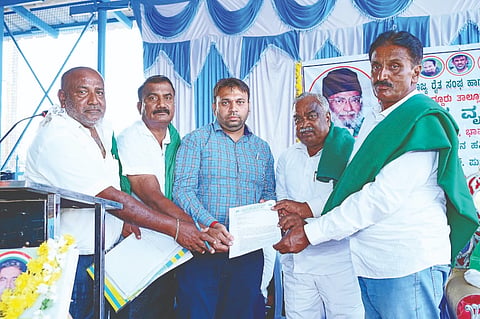 ರೈತರ ವಿವಿಧ ಬೇಡಿಕೆಗಳ ಈಡೇರಿಗೆ ಆಗ್ರಹಿಸಿ ಕರ್ನಾಟಕ ರಾಜ್ಯ ರೈತ ಸಂಘ ಹಾಗೂ ಹಸಿರು ಸೇನೆ ಏಕೀಕರಣ ಸಮಿತಿ ಕೊಪ್ಪ ವೃತ್ತ ಘಟಕ ವತಿಯಿಂದ ಕೊಪ್ಪದಲ್ಲಿ ಉಪ ತಹಸೀಲ್ದಾರ್ ರಾಘವೇಂದ್ರ ಅವರಿಗೆ ಮನವಿ ಪತ್ರ ಸಲ್ಲಿಸಲಾಯಿತು. ಕೀಳಘಟ್ಟ ನಂಜುಂಡಯ್ಯ, ಪ್ರಭುಲಿಂಗು ಇತರರು ಇದ್ದರು.