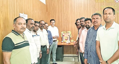 ಮದ್ದೂರು ನಗರದ ತಾಲೂಕು ಕಚೇರಿಯಲ್ಲಿ ಮಡಿವಾಳ ಮಾಚಿದೇವರ ಜಯಂತಿ ಆಚರಿಸಲಾಯಿತು. ಪರಶುರಾಮ್ ಸತ್ತಿಗೇರಿ, ಬಿ.ನಾಗರಾಜು, ಶಂಕರ್, ಅಂದಾನಿ, ರಾಜೇಶ್, ರಮೇಶ್, ಗಂಗಯ್ಯ ಇದ್ದರು.