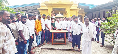 ಶಾಸಕ ಕೆ.ಎಂ.ಉದಯ್ ಅವರ ಹುಟ್ಟುಹಬ್ಬದ ಅಂಗವಾಗಿ ಅಭಿಮಾನಿಗಳು ಹಾಗೂ ಕಾಂಗ್ರೆಸ್ ಮುಖಂಡರು ತಾಲೂಕಿನ ನಿಲುವಾಗಿಲು ಗ್ರಾಮದ ಯೋಗ ನರಸಿಂಹಸ್ವಾಮಿ ದೇಗುದಲ್ಲಿ ವಿಶೇಷ ಪೂಜೆ ಸಲ್ಲಿಸಿದರು. ಮಾರಸಿಂಗನಹಳ್ಳಿ ರಾಮಚಂದ್ರು, ಗೋವಿಂದರಾಜು, ಪಿ.ಸಂದರ್ಶ, ಶರತ್, ಕೆ.ಎಂ.ರವಿ ಇದ್ದರು.