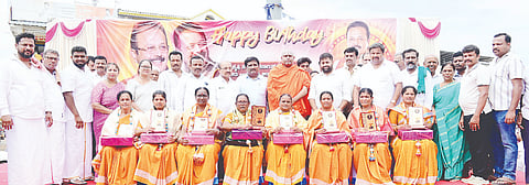 ಜಿಲ್ಲಾ ಉಸ್ತುವಾರಿ ಸಚಿವ ಎನ್.ಚಲುವರಾಯಸ್ವಾಮಿ ಹುಟ್ಟುಹಬ್ಬದ ಅಂಗವಾಗಿ ಕೊಪ್ಪ ಹೋಬಳಿಯ ಆರೋಗ್ಯ ಶ್ರುಶ್ರೂಕಿಯರು ಹಾಗೂ ಅಂಗನವಾಡಿ ಕಾರ್ಯಕರ್ತೆಯರನ್ನು ಅಭಿನಂದಿಸಲಾಯಿತು. ಸಚಿನ್ ಚಲುವರಾಯಸ್ವಾಮಿ, ಶ್ರೀ ಸತ್ಕೀರ್ತಿನಾಥ ಸ್ವಾಮೀಜಿ, ಕೆ.ಎನ್.ದಿವಾಕರ್, ಕೆ.ಸಿ.ಜೋಗಿಗೌಡ, ಕುಮಾರ್ ಕೊಪ್ಪ, ಬಿ.ಎಂ.ರಘು, ವಿಜಯ್‌ಗೌಡ, ಪರ್ವಿಜ್ ಅಹಮ್ಮದ್ ಇದ್ದರು.