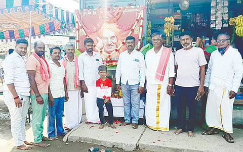 ಮದ್ದೂರು ನಗರದ ಶಿವಪುರದ ಹಳೆ ಕೊಪ್ಪ ವೃತ್ತದಲ್ಲಿ ಸಿದ್ಧ್ದಗಂಗಾ ಮಠದ ಡಾ.ಶ್ರೀ ಶಿವಕುಮಾರ ಮಹಾಸ್ವಾಮೀಜಿ 119ನೇ ಜಯಂತ್ಯುತ್ಸವ ಆಚರಿಸಲಾಯಿತು. ಭದ್ರಯ್ಯ, ಶಿವಕುಮಾರ್, ವಿಶ್ವನಾಥ್,  ಶಿವಪ್ರಸಾದ್,  ಅನಿಲ್,  ಎಸ್.ಕೆ.ಮಾದು, ಸತೀಶ್, ಮಂಜುನಾಥ್ ಇದ್ದರು.
