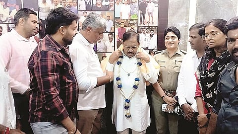   ಮದ್ದೂರಿಗೆ ಭೇಟಿ ನೀಡಿದ ಉಪ ಮುಖ್ಯಮಂತ್ರಿ ಡಾ.ಜಿ.ಪರಮೇಶ್ವರ್ ಅವರನ್ನು ಕಾಂಗ್ರೆಸ್ ಮುಖಂಡರು ಅಭಿನಂದಿಸಿದರು. ಕೆ.ಅರ್.ಮಹೇಶ್ ಇತರರು ಇದ್ದರು.