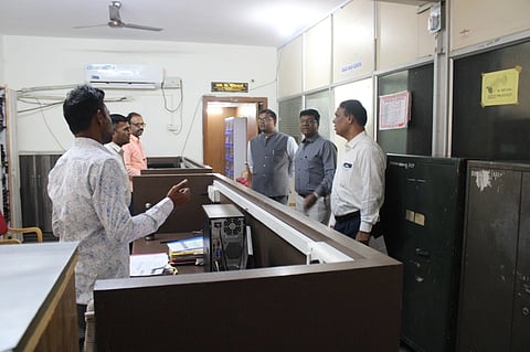 ಬಿಸಿಲಿನ ತಾಪಮಾನ ಹಿನ್ನಲೆಯಲ್ಲಿ ಕಚೇರಿ ಸಮಯದಲ್ಲಿ ಬದಲಾವಣೆ ನಿಮಿತ್ತ ಬುಧವಾರ ಜಿಪಂ ಸಿಇಓ ಈಶ್ವರ ಕುಮಾರ ಕಾಂದೊ ರಾಯಚೂರಿನ ಜಿ.ಪಂ ಕಾರ್ಯಾಲಯದ ವಿವಿಧ ಶಾಖೆಗಳಿಗೆ ಭೇಟಿ ನೀಡಿ ಹಾಜರಾತಿಯನ್ನು ಪರಿಶೀಲನೆ ಮಾಡಿದರು. ಲೆಕ್ಕಾಧಿಕಾರಿ ವಿಜಯ ಶಂಕರ, ಸಹಾಯಕ ಕಾರ್ಯದರ್ಶಿ ರಾಘವೇಂದ್ರ ಇದ್ದರು.