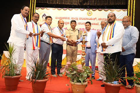 ರಾಯಚೂರಿನ ಪಂ.ಸಿದ್ದರಾಮಬ ಜಂಬಲದಿನ್ನಿ ರಂಗಮಂದಿರದಲ್ಲಿ ಶುಕ್ರವಾರ ಜಿಲ್ಲಾಡಳಿತದಿಂದ ಆಯೋಜನೆ ಮಾಡಲಾಗಿದ್ದ ಭಗವಾನ್ ಬದ್ಧರ 2570ನೇ ಜಯಂತಿ ಕಾರ್ಯಕ್ರಮಕ್ಕೆ ಎಸಿ ಡಾ.ಹಂಪಣ್ಣ ಸಜ್ಜನ್ ಚಾಲನೆ ನೀಡಿದರು. ಹೆಚ್ಚುವರಿ ಪೊಲೀಸ್ ವರಿಷ್ಠಾಧಿಕಾರಿ ಕುಮಾರಸ್ವಾಮಿ, ಪಾಲಿಕೆಯ ಕಂದಾಯ ವಿಭಾಗದ ಉಪ ಆಯುಕ್ತ ಶರಣಪ್ಪ ಸತ್ಯಂಪೇಟಿ, ಉಪನ್ಯಾಸಕ  ಗೌತಮ ಕಟ್ಟಿಮನಿ, ಕೃಷಿ ವಿಶ್ವವಿದ್ಯಾಲಯದ ಸಿಂಡಿಕೇಟ್ ಸದಸ್ಯ ಮಲೇಶ ಕೊಲುಮಿ, ಸಮಾಜದ ಮುಖಂಡರಾದ ಆರ್..ತಿಮ್ಮರೆಡ್ಡಿ, ಶ್ರೀನಿವಾಸ, ನರಸಿಂಹಲು ಇದ್ದರು.