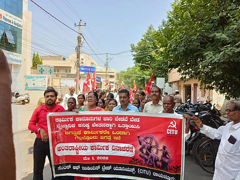 140ನೇ ವಿಶ್ವ ಕಾರ್ಮಿಕ ದಿನಾಚರಣೆಯನ್ನು ರಾಯಚೂರಿನಲ್ಲಿ  ಸಿಐಟಿಯು ಜಿಲ್ಲಾ ಸಮಿತಿ ನೇತೃತ್ವದಲ್ಲಿ ಶುಕ್ರವಾರ ಕಾರ್ಮಿಕರ ರ‌್ಯಾಲಿ ನಡೆಸಲಾಯಿತು.  ಸಿಐಟಿಯು ಜಿಲ್ಲಾ ಉಪಾಧ್ಯಕ್ಷ ಪ್ರವೀಣರೆಡ್ಡಿ ಗುಂಜಳ್ಳಿ, ಪ್ರಧಾನ ಕಾರ್ಯದರ್ಶಿ ಡಿ.ಎಸ್. ಶರಣಬಸವ, ವಿಮಾನೌಕರರ ಸಂಘದ ಮುಖಂಡರಾದ ಎಂ. ಶರಣಗೌಡ, ಎಂ. ರವಿ, ಕೆ.ಜಿ. ವಿರೇಶ, ಔಷಧಿ ಪ್ರತಿನಿಧಿಗಳ ಸಂಘದ ರಾಜ್ಯ ಪ್ರಧಾನ ಕಾರ್ಯದರ್ಶಿ ಗುರುರಾಜ ದೇಸಾಯಿ, ಪ್ರಮುಖರಾದ ಭಾಸ್ಕರ, ಜಿಲ್ಲಾನಿ ಪಾಷ್, ತೋಟಯ್ಯ ವೀರಭದ್ರ ಸುರಾನ, ನಾಗೇಂದ್ರ, ಗಂಗಮ್ಮ, ನಿರ್ಮಲಾ, ಜಂಬಣ್ಣ  ಇದ್ದರು.