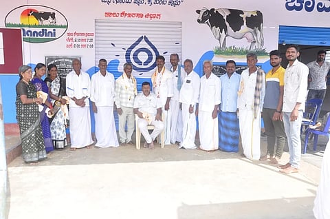 ಚಾಮರಾಜನಗರ ತಾಲೂಕಿನ ಉಮ್ಮತ್ತೂರು ಗ್ರಾಮದ ಡೇರಿ ಚುನಾವಣೆಯಲ್ಲಿ ಅವಿರೋಧವಾಗಿ ಆಯ್ಕೆಯಾದ ಅಧ್ಯಕ್ಷ ಸಿದ್ದಪ್ಪ, ಉಪಾಧ್ಯಕ್ಷ ರಾಜು ಮತ್ತು ನಿರ್ದೇಶಕರನ್ನು ಸನ್ಮಾನಿಸಲಾಯಿತು.