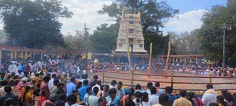 ಕೊಳ್ಳೇಗಾಲ ತಾಲೂಕಿನ ಚಿಕ್ಕಲ್ಲೂರು ಗ್ರಾಮದಲ್ಲಿ ಕಳೆದ ವರ್ಷ ನಡೆದಿದ್ದ ಜಾತ್ರೆಯಲ್ಲಿ ಪಾಲ್ಗೊಂಡಿದ್ದ ಭಕ್ತರು