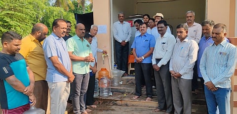  ಚಾಮರಾಜನಗರದ ಾರೆಸ್ಟ್ ನರ್ಸರಿ ರಸ್ತೆಯಲ್ಲಿರುವ ಶ್ರೀಬಸವೇಶ್ವರ ಪತ್ತಿನ ಸಹಕಾರ ಸಂಘದ ಬಸವ ಮನೆಯಲ್ಲಿ ಸಾರ್ವಜನಿಕರಿಗೆ ಉಚಿತವಾಗಿ ಶುದ್ಧ ಕುಡಿಯುವ ನೀರಿನ ಸೌಲಭ್ಯ ನೀಡುವುದಕ್ಕೆ ಬುಧವಾರ ಚಾಲನೆ ನೀಡಲಾಯಿತು. ಗೌರಿಶಂಕರ್, ಹೊನ್ನಮೇಟಿ ಸುಂದರ್, ಡಾ.ಪರಮೇಶ್ವರಪ್ಪ, ನಾಗಮಲ್ಲಪ್ಪ, ಕೆ.ಎಸ್.ಮಹದೇವಸ್ವಾಮಿ ಇತರರು ಹಾಜರಿದ್ದರು.
