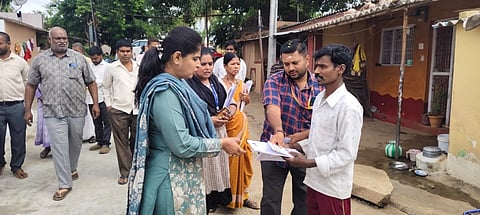 ಗುಂಡ್ಲುಪೇಟೆಗೆ ಬುಧವಾರ ಶ್ರೀರೂಪಾ ಭೇಟಿ ನೀಡಿ ಎಸ್‌ಐಆರ್ ಕುರಿತು ಸಾರ್ವಜನಿಕರಲ್ಲಿ ಅರಿವು ಮೂಡಿಸಿದರು. ಅಧಿಕಾರಿಗಳು ಹಾಜರಿದ್ದರು.