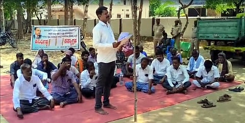  ಚಾಮರಾಜನಗರ ತಾಲೂಕಿನ ಕುದೇರು ಗ್ರಾಮ ಪಂಚಾಯಿತಿ ಕಚೇರಿ ಮುಂಭಾಗ ಬುಧವಾರ ಪ್ರತಿಭಟನೆ ನಡೆಸಲಾಯಿತು. ಶಿವಕುಮಾರ್, ಶಿವನಾಗು, ಶ್ರೀಕಂಠಸ್ವಾಮಿ, ಭರತ್, ಕೃಷ್ಣರಾಜು ಇತರರು ಇದ್ದರು.