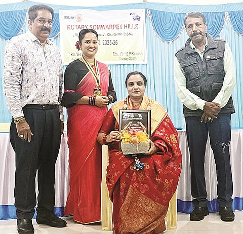 ಸೋಮವಾರಪೇಟೆ ರೋಟರಿ ಭವನದಲ್ಲಿ ಆಯೋಜಿಸಿದ್ದ ಮಹಿಳಾ ದಿನಾಚರಣೆ ಕಾರ್ಯಕ್ರಮದಲ್ಲಿ ಇನ್ನರ್ ವ್ಹೀಲ್ ಅಧ್ಯಕ್ಷೆ ತನ್ಮಯಿ ಪ್ರವೀಣ್ ಅವರನು ಸನ್ಮಾನಿಸಲಾಯಿತು. ವೀಣಾ, ರಮೇಶ್, ಸುಂದರ್ ಇದ್ದರು.