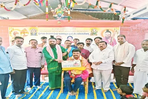 ಕಡೇನಂದಿಹಳ್ಳಿ ಗ್ರಾಮದಲ್ಲಿ ಏರ್ಪಡಿಸಿದ್ದ ಧಾರ್ಮಿಕ ಸಭೆಯಲ್ಲಿ ಸಂಸದ ಬಿ.ವೈ.ರಾಘವೇಂದ್ರ ಅವರನ್ನು ಸನ್ಮಾನಿಸಲಾಯಿತು. ರೇವಣಸಿದ್ಧೇಶ್ವರ ಶ್ರೀಗಳು, ಕೆ.ಎಸ್.ಗುರುಮೂರ್ತಿ, ಬಸವರಾಜಪ್ಪ ಇತರರಿದ್ದರು.