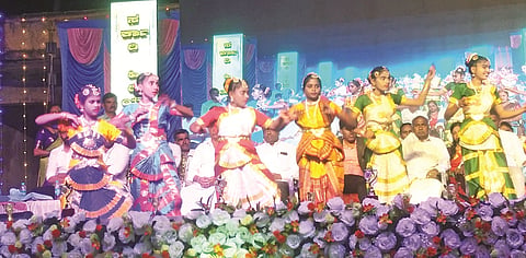  ಗಂಡಸಿ ಸರ್ಕಾರಿ ಮಾದರಿ ಹಿರಿಯ ಪ್ರಾಥಮಿಕ ಪಾಠ ಶಾಲೆಯಲ್ಲಿ ಆಯೋಜಿಸಿದ್ದ ಶಾಲಾ ವಾರ್ಷಿಕೋತ್ಸವದಲ್ಲಿ ಸ್ವಾಗತ ಗೀತೆಗೆ ವಿದ್ಯಾರ್ಥಿಗಳು ಹೆಜ್ಜೆ ಹಾಕುತ್ತಿರುವುದು.