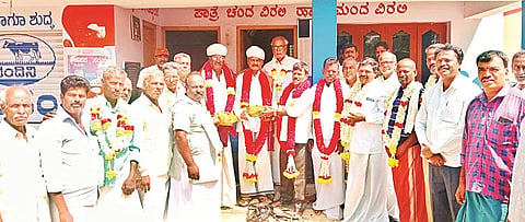 ಮೂಗೂರು ಗ್ರಾಮದ ಹಾಲು ಉತ್ಪಾದಕರ ಸಹಕಾರ ಸಂಘಕ್ಕೆ ನೂತನ ಅಧ್ಯಕ್ಷ ಮಹದೇವಸ್ವಾಮಿ ಹಾಗೂ ಉಪಾಧ್ಯಕ್ಷ ಮುದ್ದರಾಮ ಶೆಟ್ಟಿ ಅವರನ್ನು ಅಭಿನಂದಿಸಲಾಯಿತು.