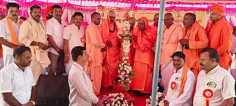 ತಿ.ನರಸೀಪುರ ತಾಲೂಕು ಹೊಸೂರು ಹುಂಡಿ ಗ್ರಾಮದ ಬಳಿ ಆಯೋಜಿಸಿದ್ದ ಧಾರ್ಮಿಕ ಸಭೆಯನ್ನು ಸುತ್ತೂರು ಮಠದ ಶ್ರೀ ಶಿವರಾತ್ರಿ ದೇಶಿಕೇಂದ್ರ ಸ್ವಾಮೀಜಿ ಉದ್ಘಾಟಿಸಿದರು. ಸಿದ್ಧಲಿಂಗ ಶಿವಾಚಾರ್ಯ ಸ್ವಾಮೀಜಿ, ಷಡಕ್ಷರ ದೇಶಿಕೇಂದ್ರ ಸ್ವಾಮೀಜಿ, ಮಲ್ಲಿಕಾರ್ಜುನ ಸ್ವಾಮೀಜಿ, ಮಹಾಂತ ಸ್ವಾಮೀಜಿ, ರಾಜಶೇಖರ ಸ್ವಾಮೀಜಿ ಇತರರು ಇದ್ದರು.