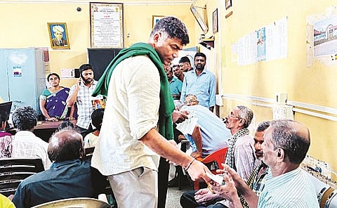 ಪಾಂಡವಪುರ ತಾಲೂಕಿನ ಕ್ಯಾತನಹಳ್ಳಿ ಗ್ರಾಪಂ ವತಿಯಿಂದ ಆಯೋಜಿಸಿದ್ದ ಕಾರ್ಯಕ್ರಮದಲ್ಲಿ ಶಾಸಕ ದರ್ಶನ್ ಪುಟ್ಟಣ್ಣಯ್ಯ ಅಂಗವಿಕಲರಿಗೆ ಚೆಕ್ ವಿತರಿಸಿದರು.