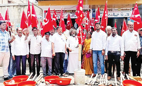 ಮುಳಬಾಗಿಲಿನ labour day ಬಸ್​ ನಿಲ್ದಾಣದ ಸಮೀಪದ ಸಿಪಿಐ(ಎಂ) ಕಚೇರಿಯ ಮುಂಭಾಗಹಮ್ಮಿಕೊಂಡಿದ್ದ ಕಾರ್ಮಿಕ ದಿನಾಚರಣೆಯಲ್ಲಿ ತಾಲೂಕು ಸಿಪಿಐ(ಎಂ) ಕಾರ್ಯದರ್ಶಿ ಕಾಂ. ಪುಣ್ಯಹಳ್ಳಿ ಪಿ.ಆರ್​.ಶಂಕರ್​, ಸಿಐಟಿಯು ಮುಖಂಡ ಗುರಪ್ಪ, ರಾಜ್ಯ ಎಸ್​ಎಫ್​ಐ ಅಧ್ಯಕ್ಷ ಅಂಬ್ಲಿಕಲ್​ ಶಿವಪ್ಪ ಇದ್ದರು.