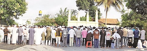 ಆಲೂರಿನ  ಈದ್ಗಾ ಮೈದಾನದಲ್ಲಿ ಮುಸ್ಲಿಮರು ಸಾಮೂಹಿಕ ಪ್ರಾರ್ಥನೆ ಸಲ್ಲಿಸಿದರು.
